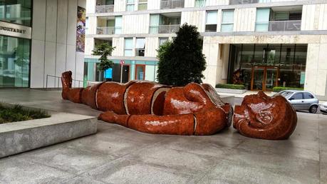 La gigante acostada en Puerto Madero. Los viajes de Nushi.