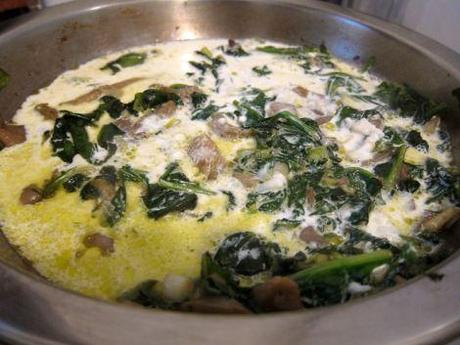 huevos-al-horno-con-espinacas-setas-y-queso-de-cabra-