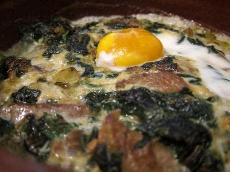 huevos-al-horno-con-espinacas-setas-y-queso-de-cabra-