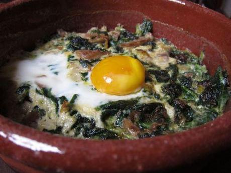 huevos-al-horno-con-espinacas-setas-y-queso-de-cabra-