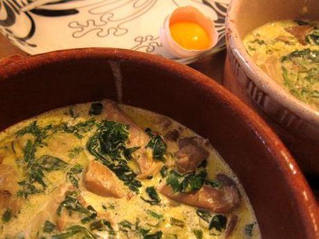 huevos-al-horno-con-espinacas-setas-y-queso-de-cabra-