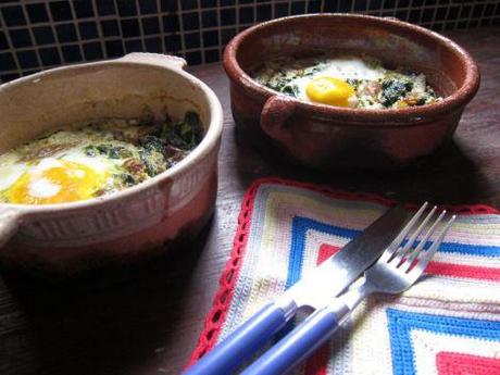 huevos-al-horno-con-espinacas-setas-y-queso-de-cabra-