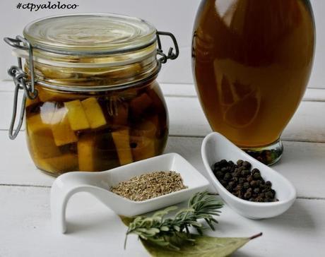 Queso curado en aceite de oliva virgen extra y hierbas Queso curado en aceite de oliva virgen extra y hierbas