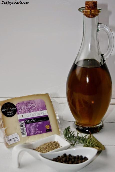 Queso curado en aceite de oliva virgen extra y hierbas Queso curado en aceite de oliva virgen extra y hierbas