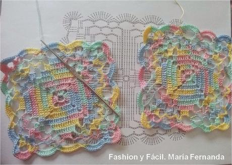 Una flor o cruz en un granny square, punto afgano pastillas o motivos. Esquemas y Paso a Paso (A crocheted flower or a cross on a granny square. Pattern)