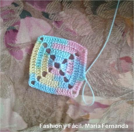 Una flor o cruz en un granny square, punto afgano pastillas o motivos. Esquemas y Paso a Paso (A crocheted flower or a cross on a granny square. Pattern)