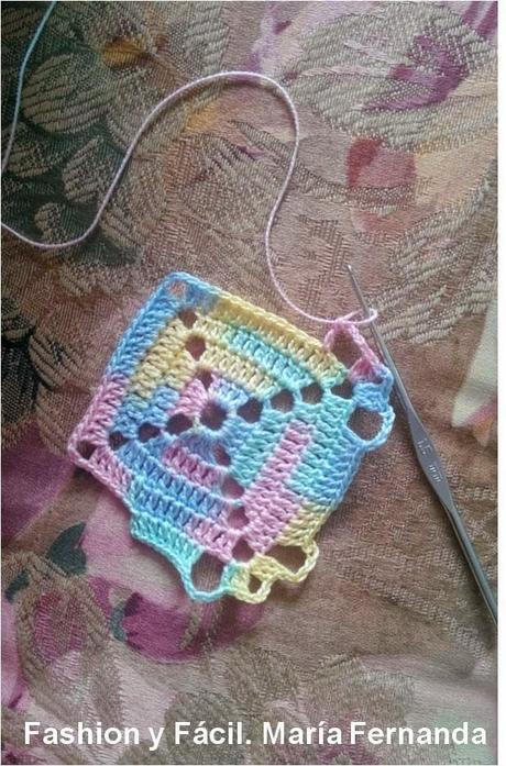 Una flor o cruz en un granny square, punto afgano pastillas o motivos. Esquemas y Paso a Paso (A crocheted flower or a cross on a granny square. Pattern)