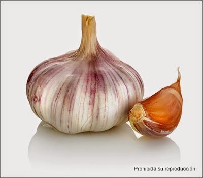 Cabeza de ajos y diente