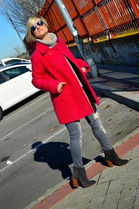 Total Gris y abrigo fucsia.