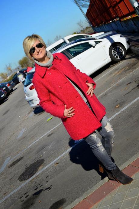 Total Gris y abrigo fucsia.