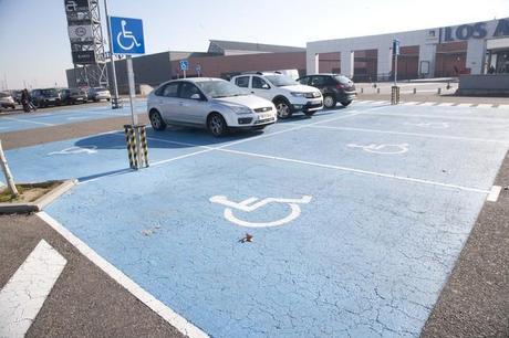 La Policía multa por aparcar en plazas para discapacitados de centros comerciales Aparcamientos reservados para discapacitados del centro comercial ‘Los Alfares’. Peña
