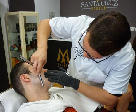 Sesión de afeitado a navaja en Santa Cruz Barber