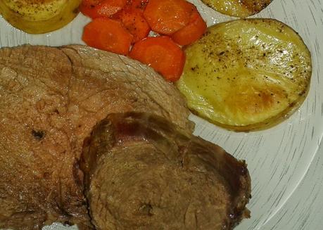 carne asada con patatas y zanahorias