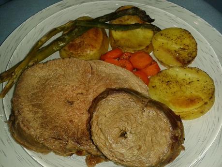 carne asada con patatas, zanahorias y esparragos trigueros