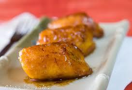 PLATANO CARAMELIZADO CON PEPITAS DE CHOCOLATE BLANCO.