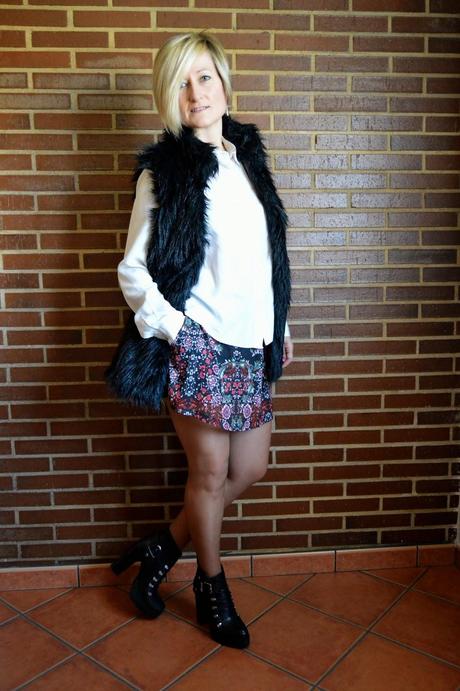 Chaleco de pelo con shorts estampados.