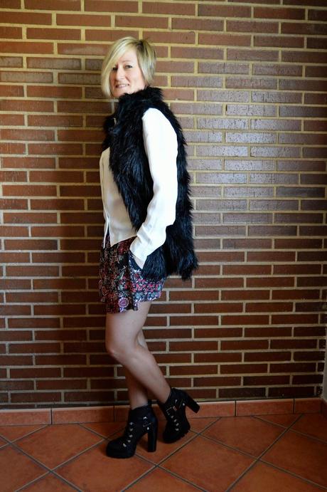 Chaleco de pelo con shorts estampados.