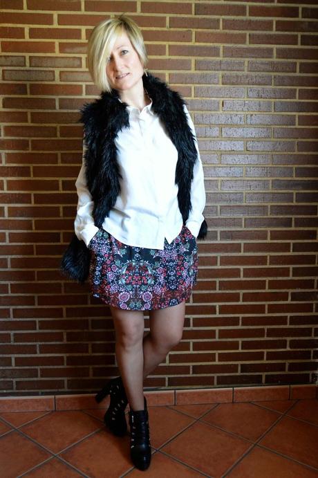 Chaleco de pelo con shorts estampados.