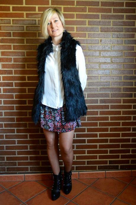 Chaleco de pelo con shorts estampados.