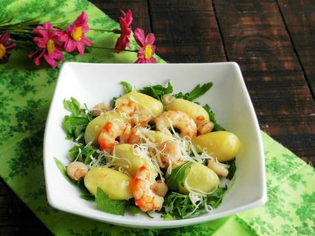 Salteado de gambas con ñoquis al pesto y rúcula