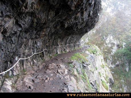 Ruta Xanas, Valdolayés, Peña Rey: Sendero de las Xanas entre las rocas