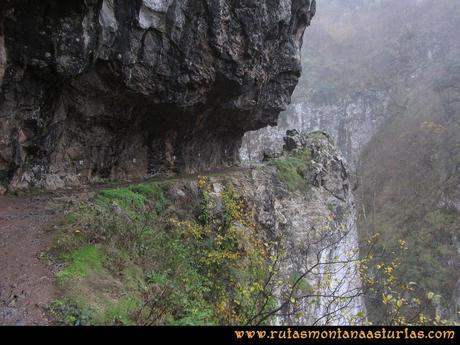 Ruta Xanas, Valdolayés, Peña Rey: Sendero de las Xanas entre las rocas
