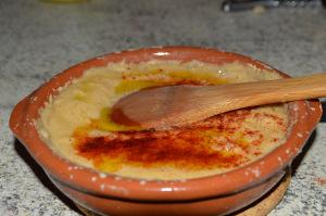 Bisara preparada para servir. Con pimentón como decoración