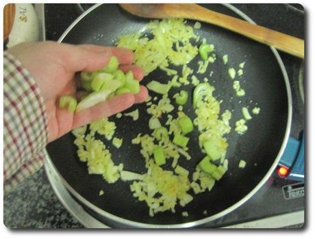 Cuando la cebolla esté como transparente, añadimos los trozos de apio.