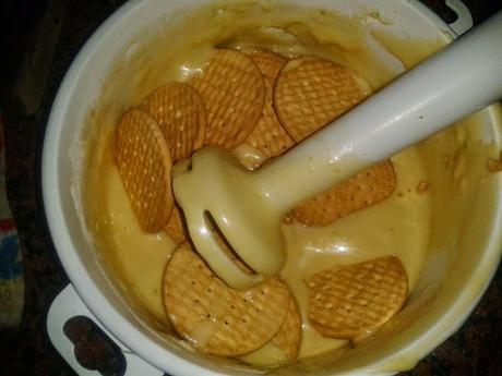 BIZCOCHO CON GALLETAS Y TROCITOS DE CHOCOLATE EN MI OLLA ERIKA