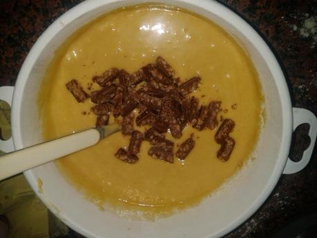 BIZCOCHO CON GALLETAS Y TROCITOS DE CHOCOLATE EN MI OLLA ERIKA