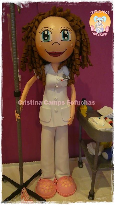 Fofucha enfermera con carrito y suero