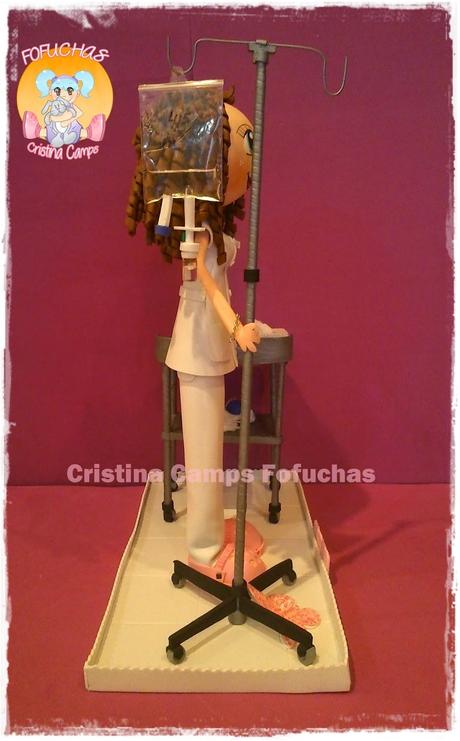 Fofucha enfermera con carrito y suero