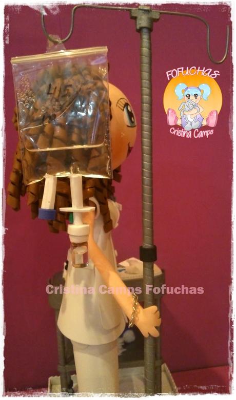 Fofucha enfermera con carrito y suero