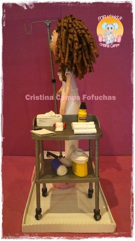 Fofucha enfermera con carrito y suero