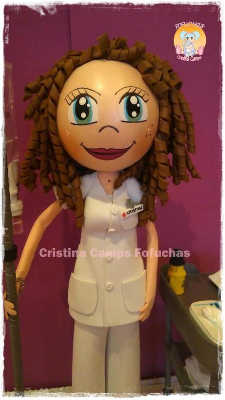 Fofucha enfermera con carrito y suero