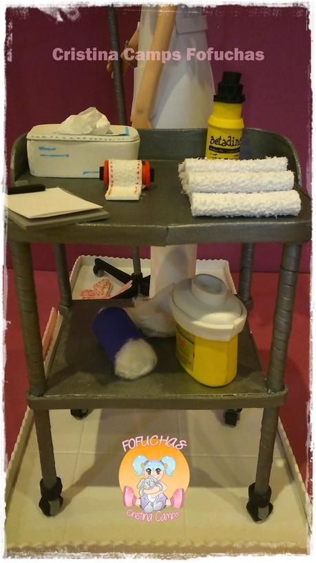 Fofucha enfermera con carrito y suero