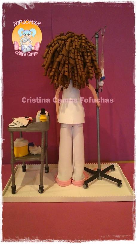 Fofucha enfermera con carrito y suero