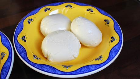 Rollitos de mozzarella dulce حلاوة جبن