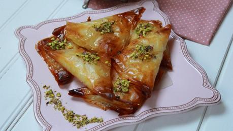 Dulces árabes con pasta filo y crema de sémola وربات