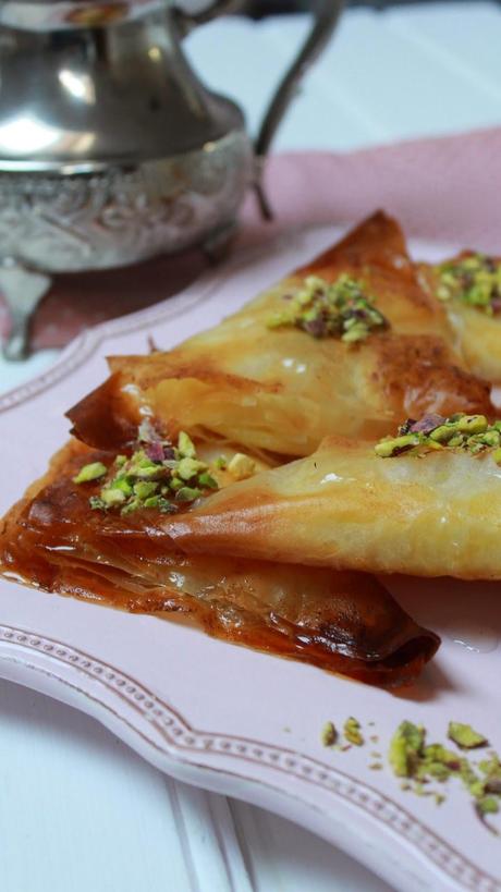 Dulces árabes con pasta filo y crema de sémola وربات