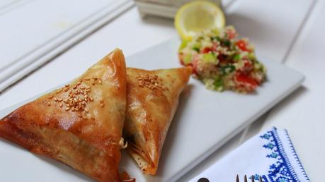 Triángulos de pasta filo con espinacas y queso feta