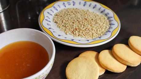 Galletas de mantequilla con mermelada y almendras
