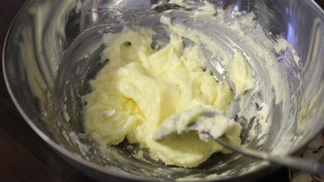 Galletas de mantequilla con mermelada y almendras