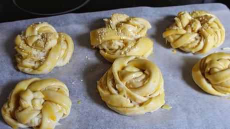 Panecillos trenzados con queso y sésamo (Turquía)