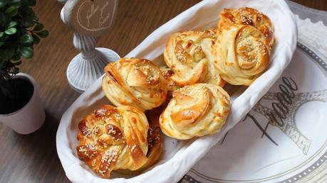 Panecillos trenzados con queso y sésamo (Turquía)