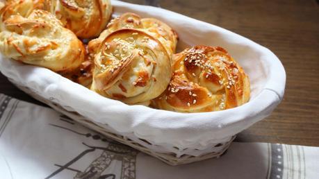 Panecillos trenzados con queso y sésamo (Turquía)