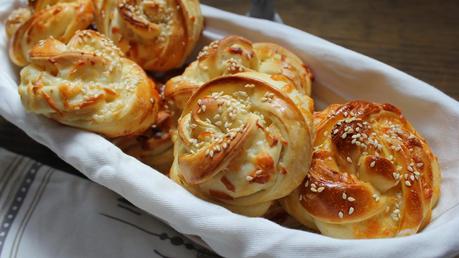 Panecillos trenzados con queso y sésamo (Turquía)