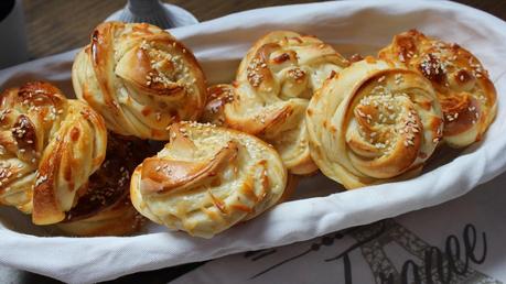 Panecillos trenzados con queso y sésamo (Turquía)