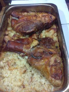 Cabeza de cerdo al horno de leña, con patatas y arroz.