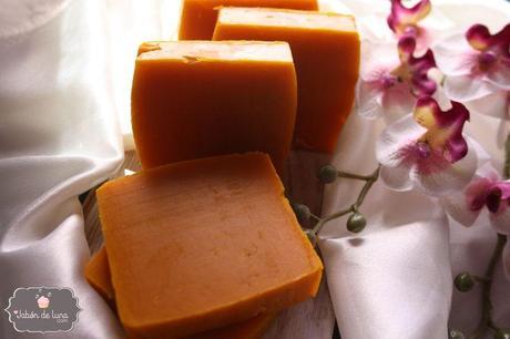 Jabón de aceite de palma natural para curar imperfecciones de la piel. A la vez de hidratar y suavizar tu piel, tratará esas pequeñas imperfecciones del día a día.